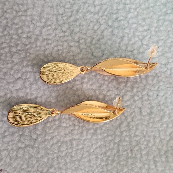🆕️🚫🏷 Gold Tone Post Earrings 🆕️🚫🏷 - Picture 3 of 4